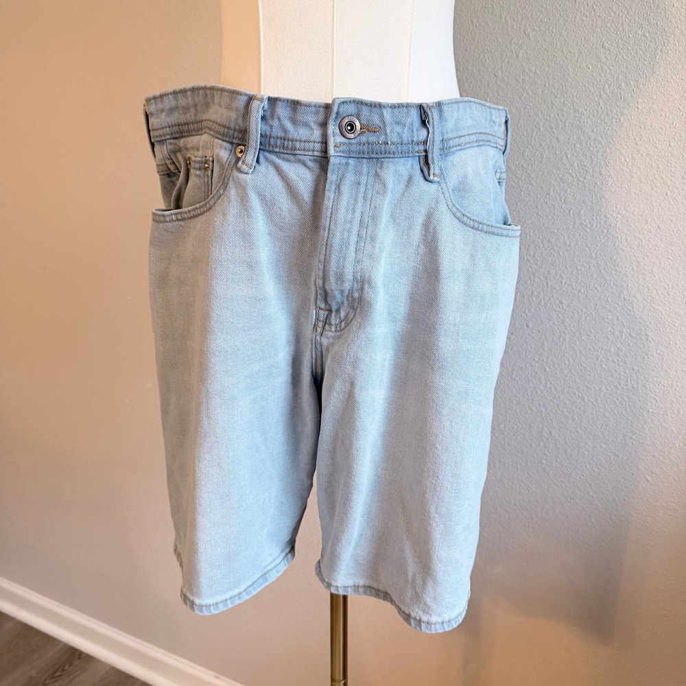 Zara Man Denim Shorts Light Wash Blue Relaxed Fit Casual Minimalist Size 32